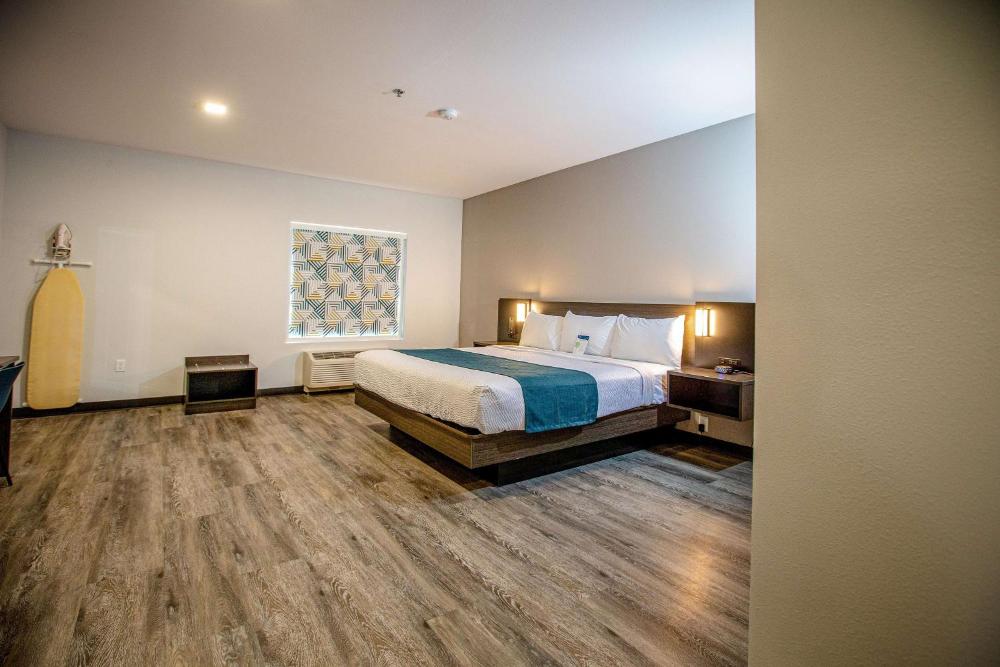 Deluxe Queen Room - Non-Smoking interior