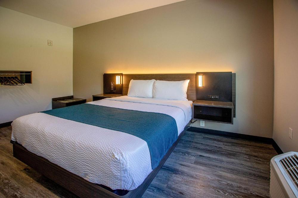 Deluxe Queen Room interior